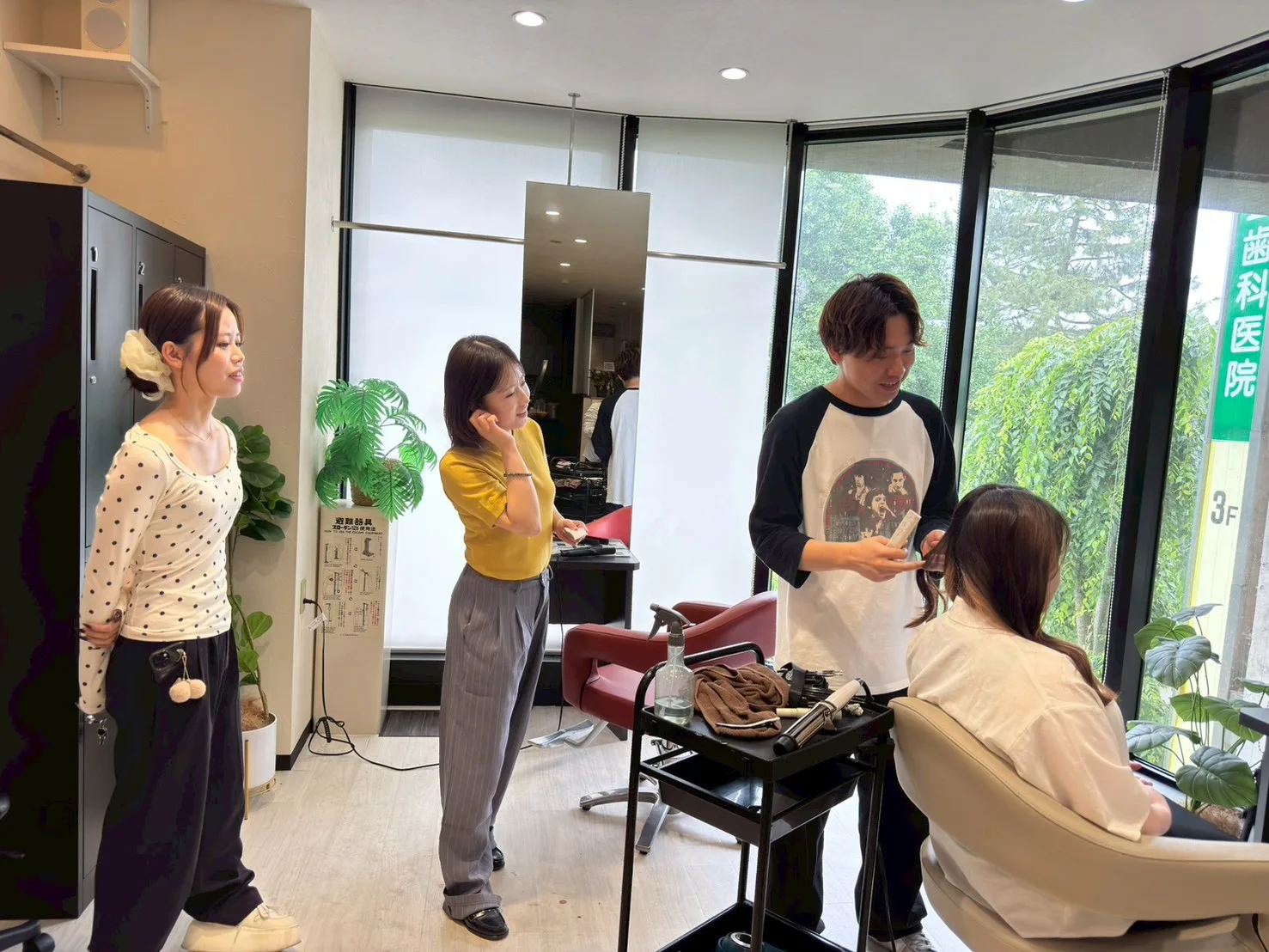 撮影会でスタッフが準備を進めるサロンの様子