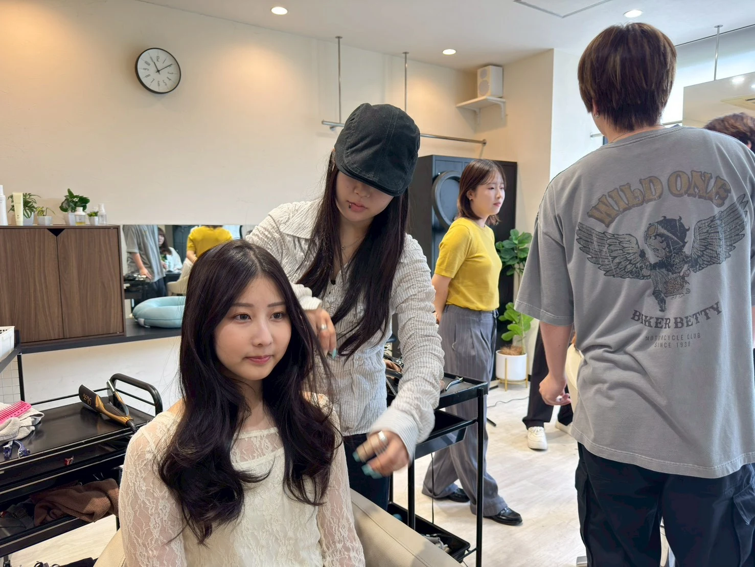 撮影会でモデルのヘアを整えるスタッフ